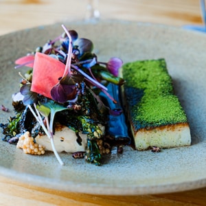 Pannestekt torsk med røstipotet, grillet brokkolini og syltede vinterreddiker Pannestekt torsk med røstipotet, grillet brokkolini og syltede vinterreddiker